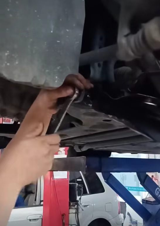 车辆底部紧固与复核作业