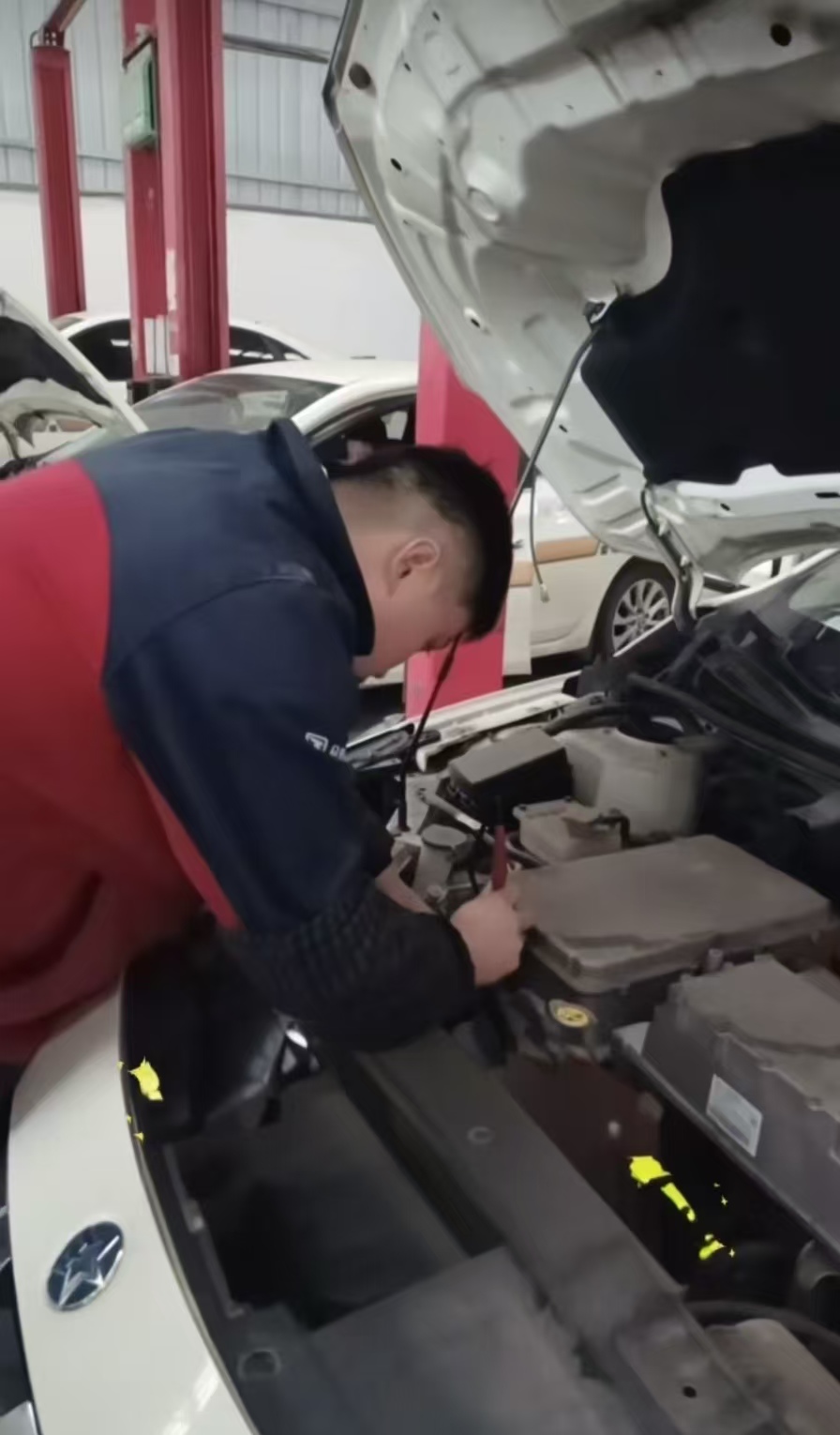 机舱内进行新能源车部件检查
