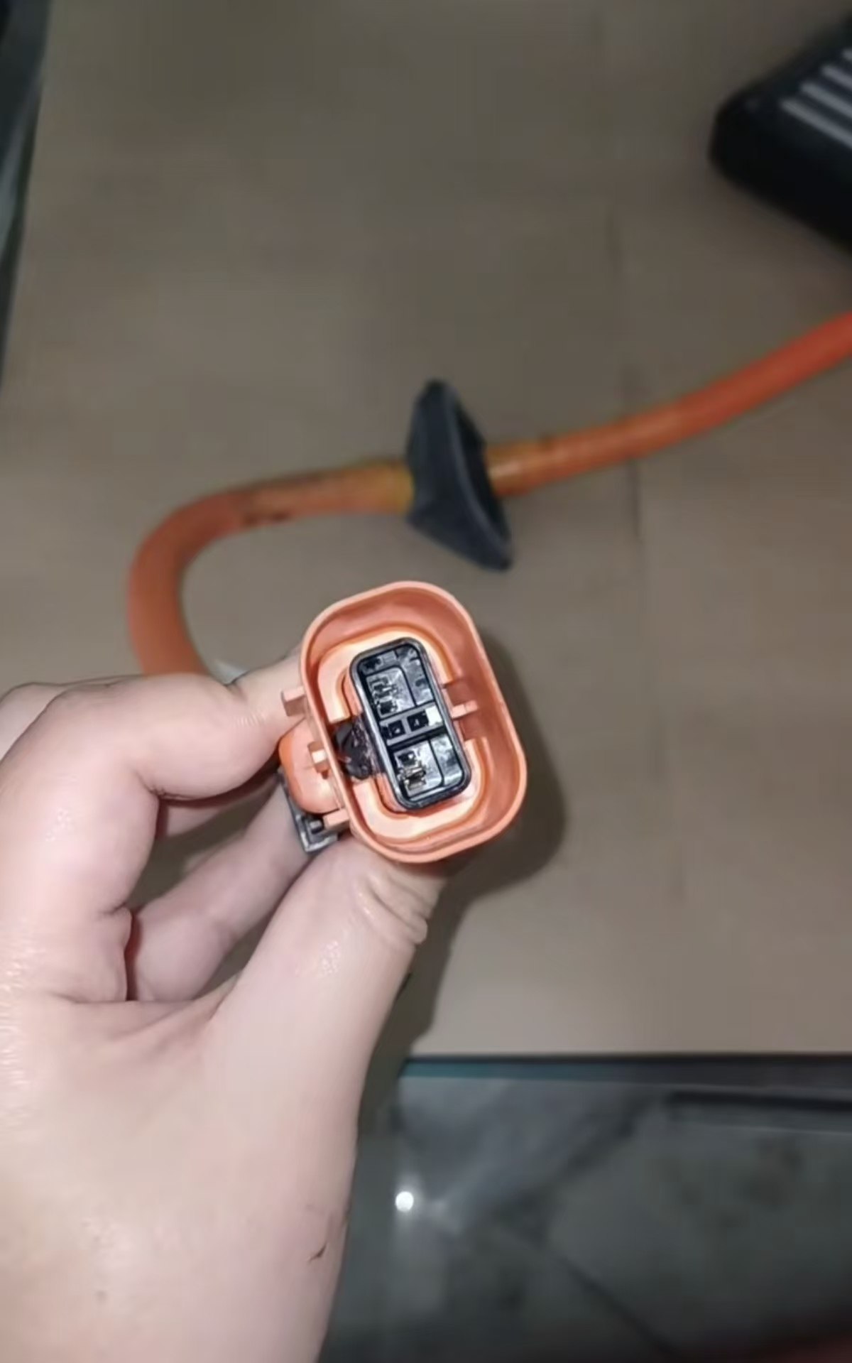 橙色插接件近照